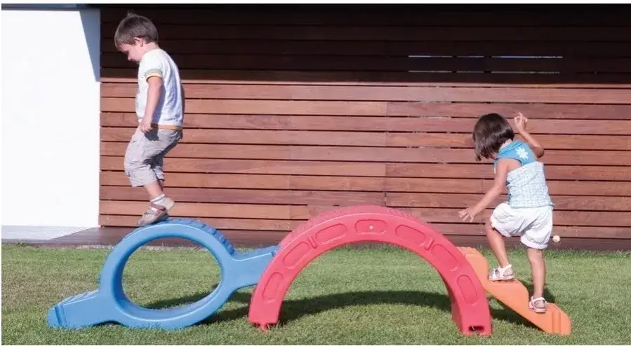 Zdjęcie Sensoryczny tor przeszkód: jak wspiera rozwój dziecka w zabawie