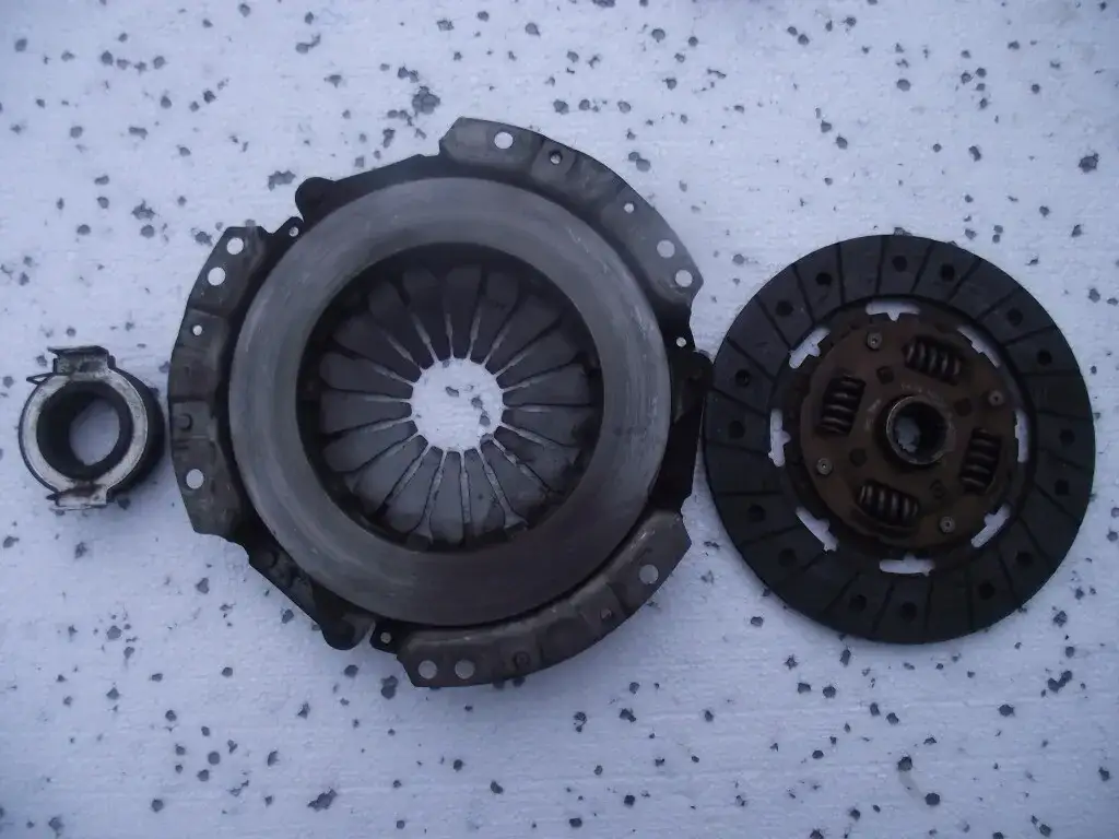 Zdjęcie Fatalne skutki odwrotnie założonej tarczy sprzęgła. Uniknij kosztownej naprawy!