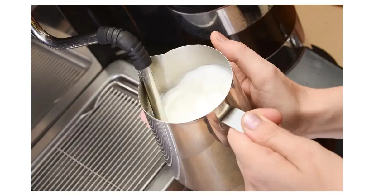 Zdjęcie Jak spienić mleko roślinne: proste metody na idealną piankę