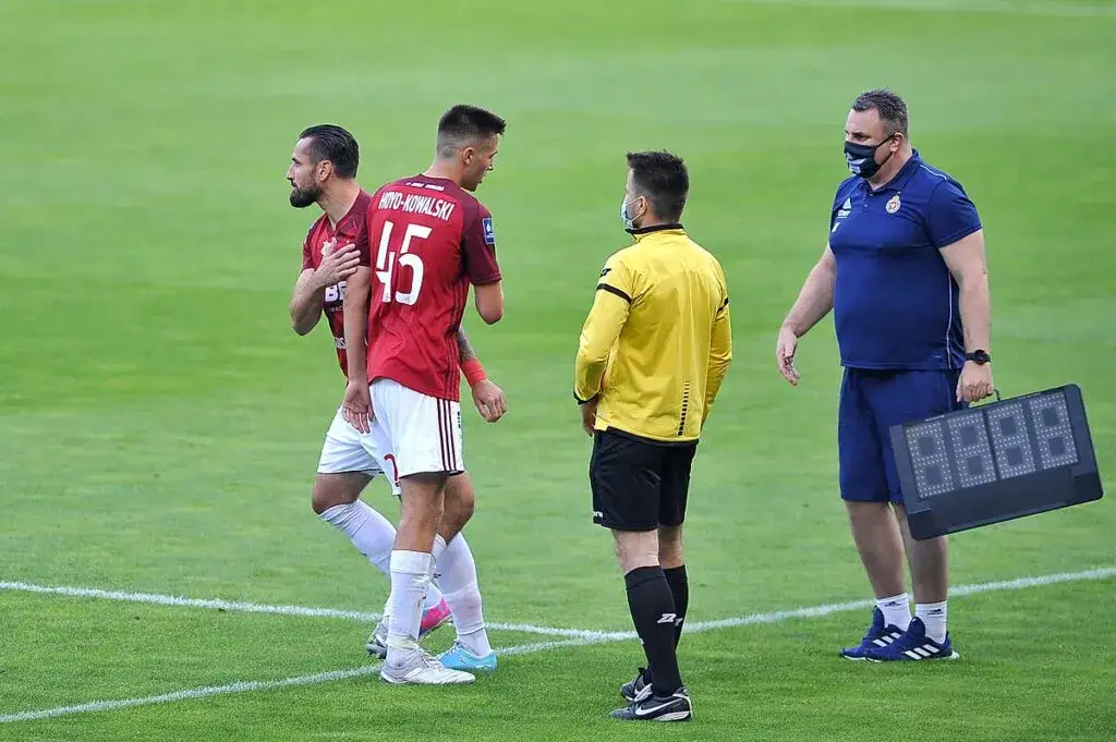 Zdjęcie Ile zmian można dokonać w piłce nożnej? Zaskakujące zasady!