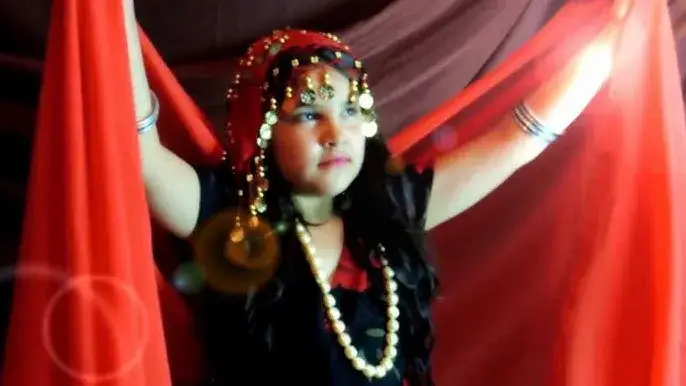 Zdjęcie Muzyka z filmu Infamia: Odkryj emocje i kompozytorów soundtracku