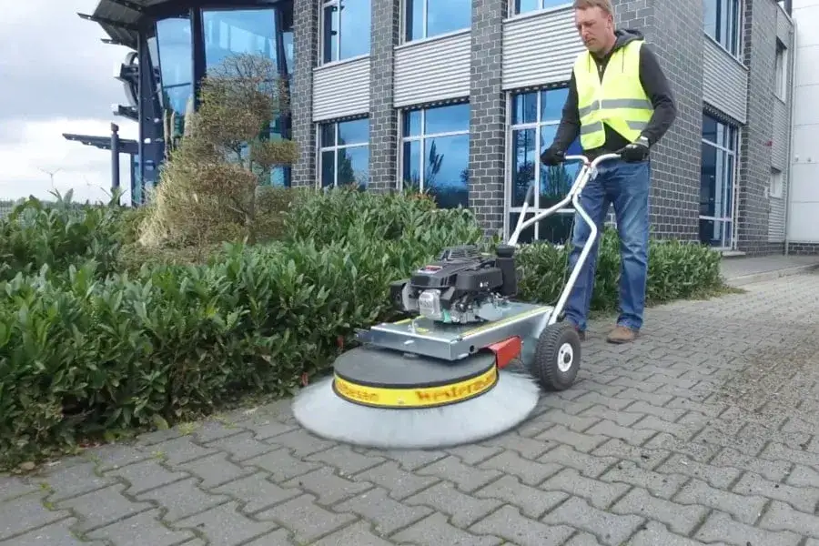 Zdjęcie Jaki sprzęt do czyszczenia kostki brukowej? Sprawdź skuteczne rozwiązania