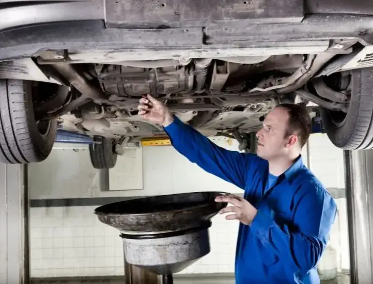 Zdjęcie Ile trwa wymiana oleju w skrzyni automatycznej? Sprawdź, co wpływa na czas