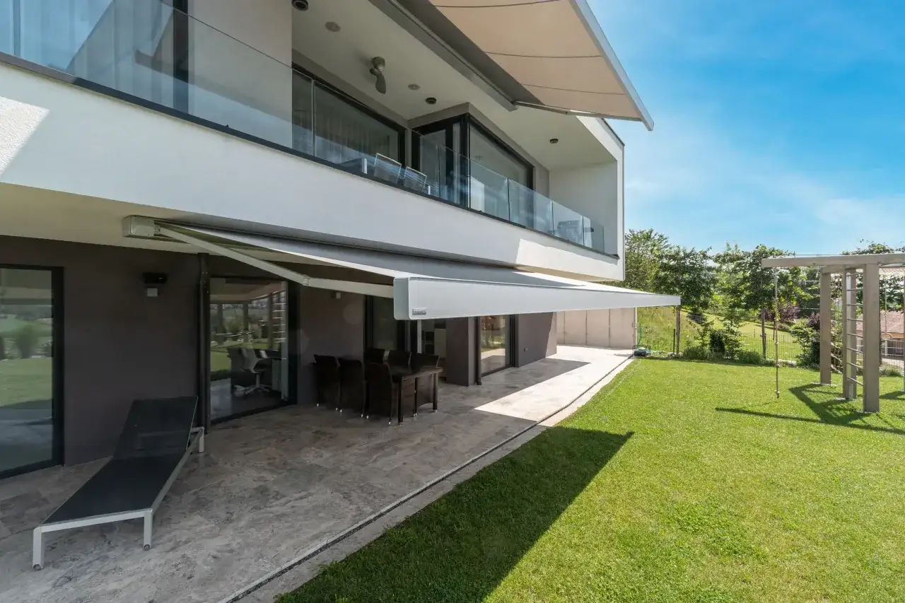 Zdjęcie Markiza czy pergola? Por&oacute;wnanie, koszty i wyb&oacute;r idealnego zadaszenia