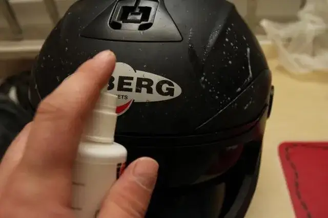 Zdjęcie Czym czyścić kask motocyklowy, aby uniknąć uszkodzeń i zapewnić bezpieczeństwo