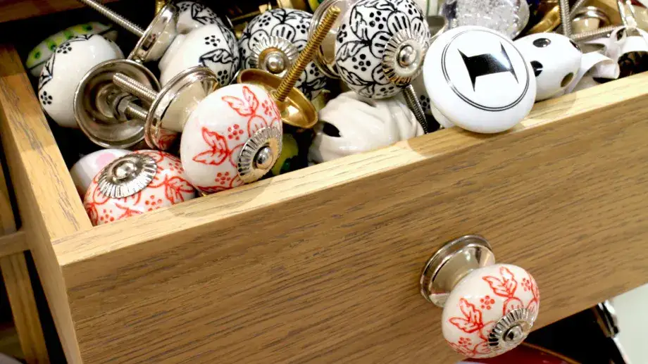 Zdjęcie Czym pomalować metalowe uchwyty do mebli, aby uniknąć odprysków?