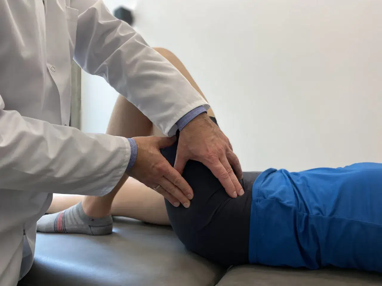 Zdjęcie Czy zastrzyk z kwasu hialuronowego w biodro boli? Oczekiwany ból i dyskomfort