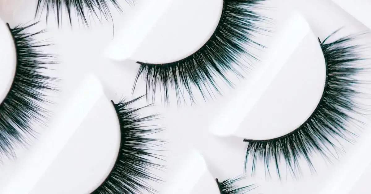 Zdjęcie Jak czyścić sztuczne rzęsy na pasku, aby uniknąć ich zniszczenia