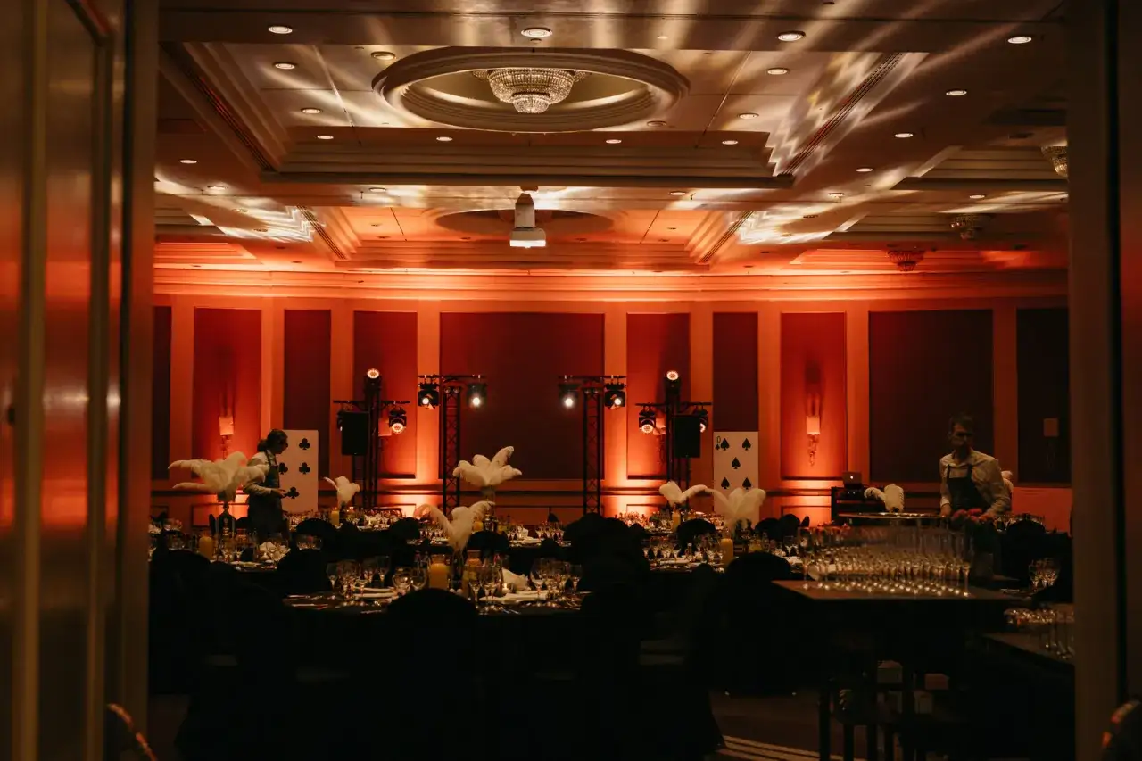 Zdjęcie Impreza w stylu lat 30 - jak stworzyć niezapomnianą atmosferę?