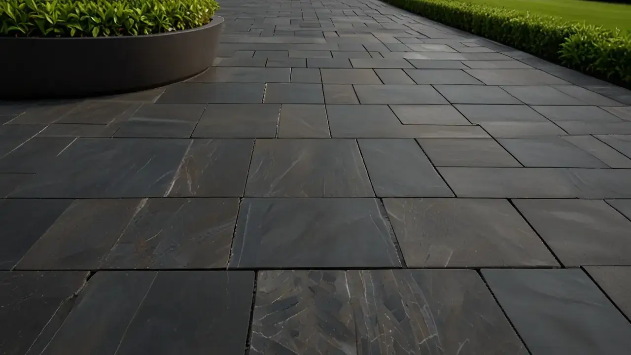 Zdjęcie Tetra kostka brukowa grafit: jak elegancja ciemnych barw wzbogaca przestrzeń?