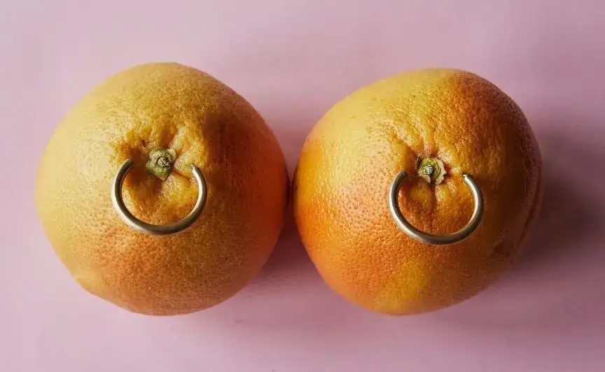 Zdjęcie Kolczyki w sutkach znaczenie: odkryj ich głęboką symbolikę i estetykę