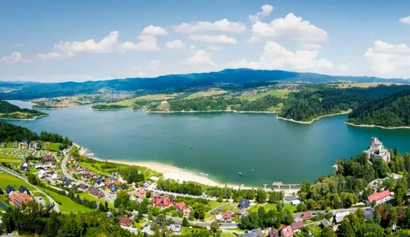 Zdjęcie Najlepsze plaże nad jeziorem czorsztyńskim - wakacyjny relaks z widokiem na zamek