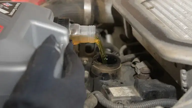 Zdjęcie Wymiana oleju ile można przekroczyć? Ryzyko i konsekwencje dla silnika