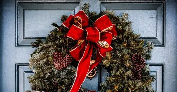 Zdjęcie Ozdoby świąteczne na drzwi jak zrobić – proste i efektowne pomysły