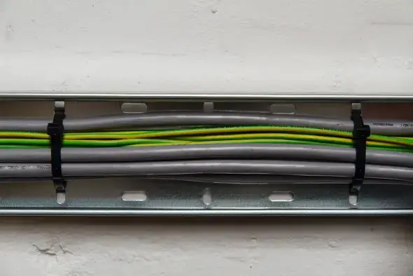 Zdjęcie Rynna na kable: Jak uporządkować instalację elektryczną?