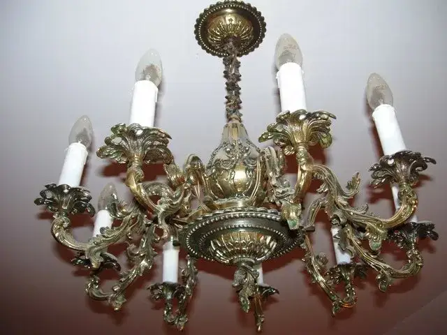 Zdjęcie Jak odnowić żyrandol z mosiądzu – proste kroki do przywrócenia blasku i trwałości