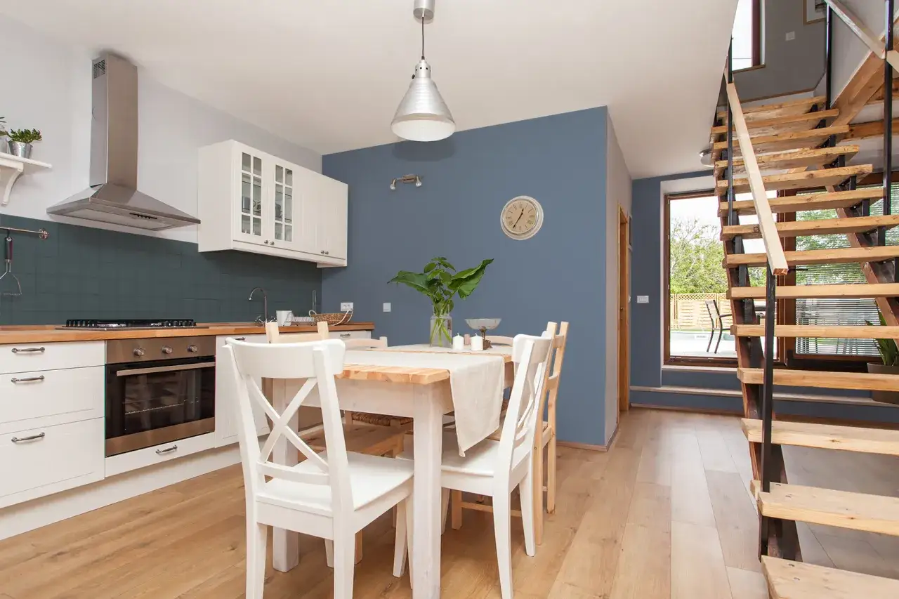 Zdjęcie Jak pomalować tłuste ściany w kuchni bez smug i problemów