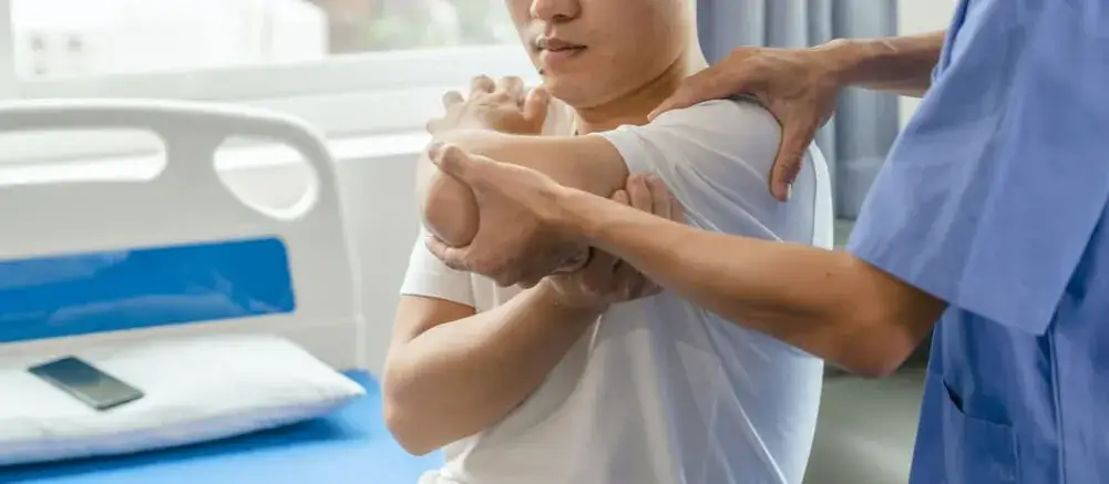 Zdjęcie Fizjoterapeuta czy fizykoterapeuta: kluczowe różnice i wybór odpowiedniego specjalisty