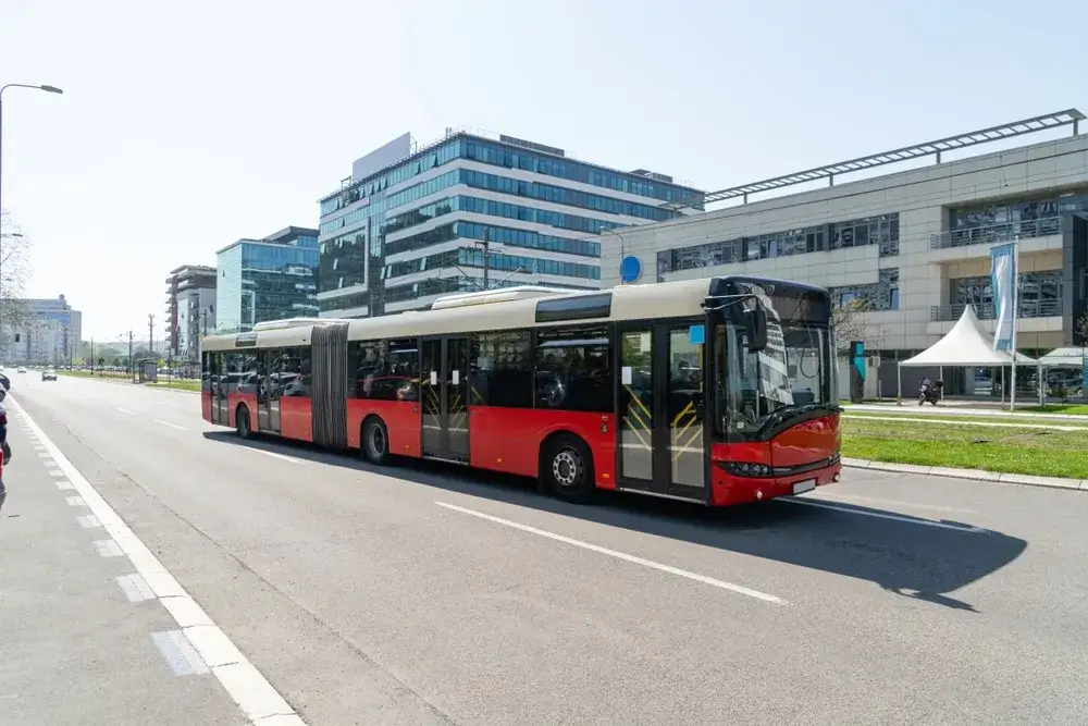 Zdjęcie Czym się różni autobus od autokaru – wybierz najlepszą opcję podróży