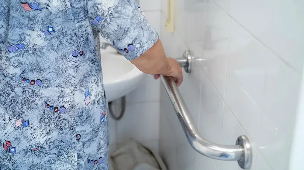 Zdjęcie Jak uzyskać dofinansowanie na remont łazienki dla osoby niepełnosprawnej i uniknąć błędów