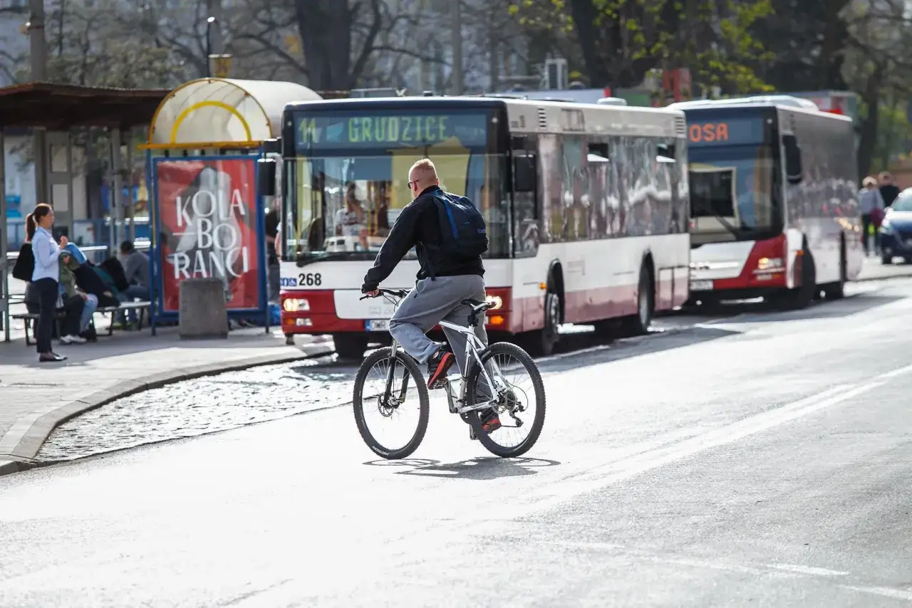 Zdjęcie Czy do autobusu można wejść z rowerem? Sprawdź ważne zasady!