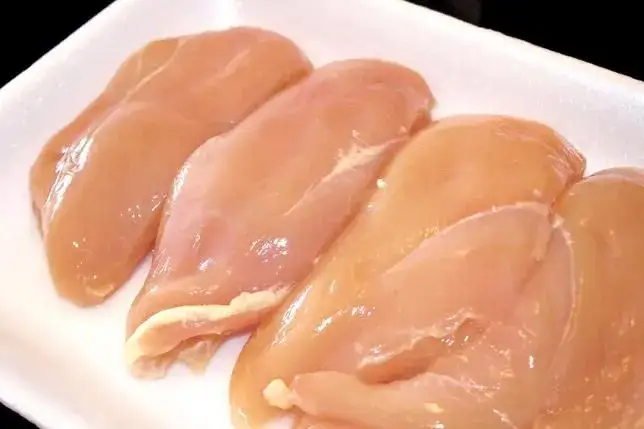 Zdjęcie Kurczak sielski czy zagrodowy: Który wybór zapewni lepszy smak?