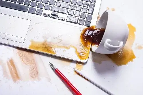 Zdjęcie Czy zalany laptop będzie działał? Kluczowe kroki i porady na ratunek