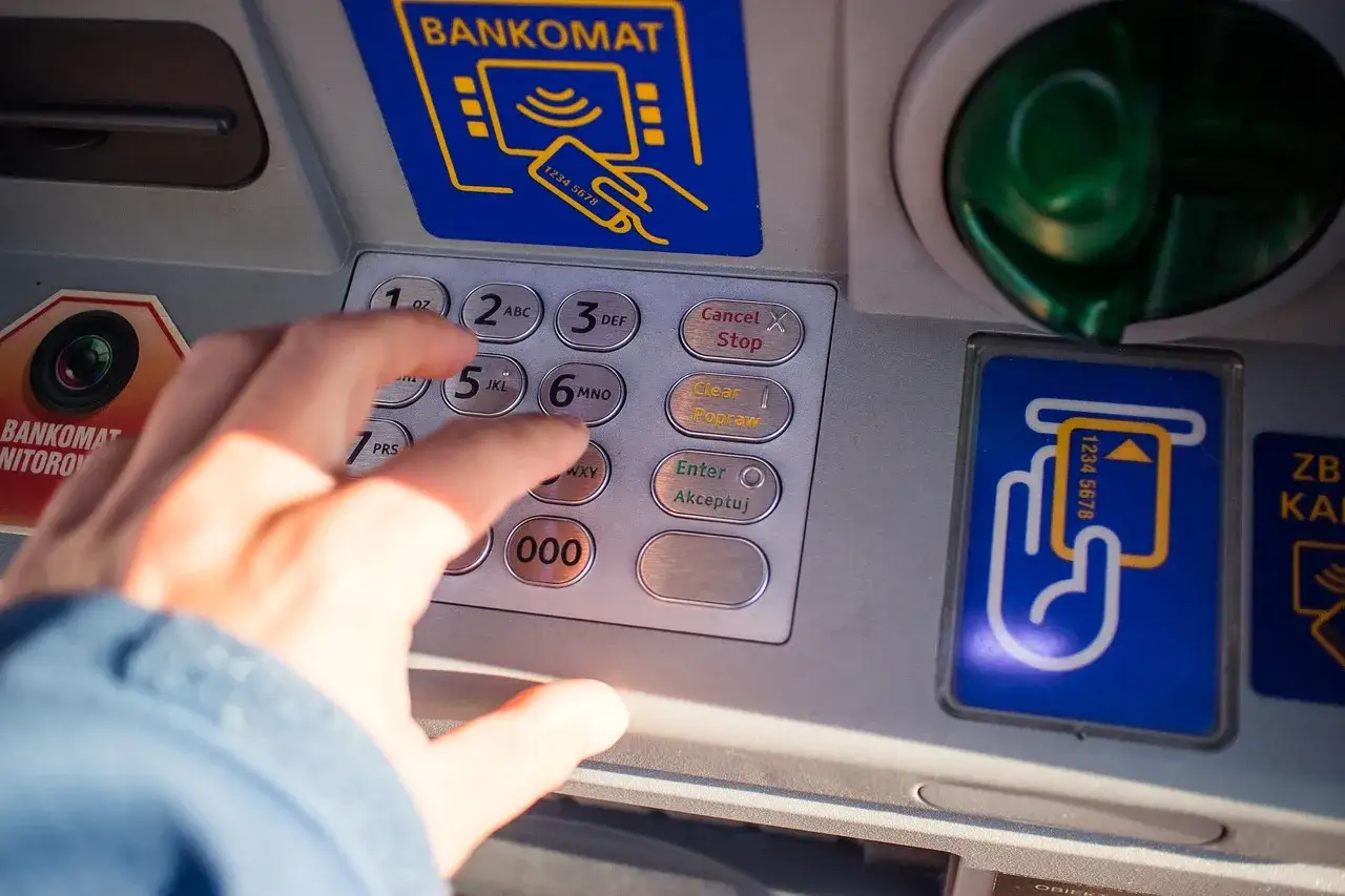 Zdjęcie Ile można wypłacić z bankomatu Millennium? Limity, które musisz znać