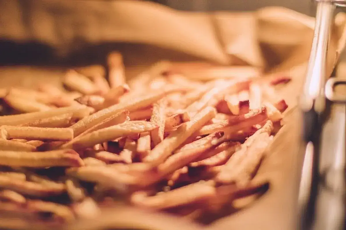 Zdjęcie Ile piec mrożone frytki w piekarniku, by były idealnie chrupiące?