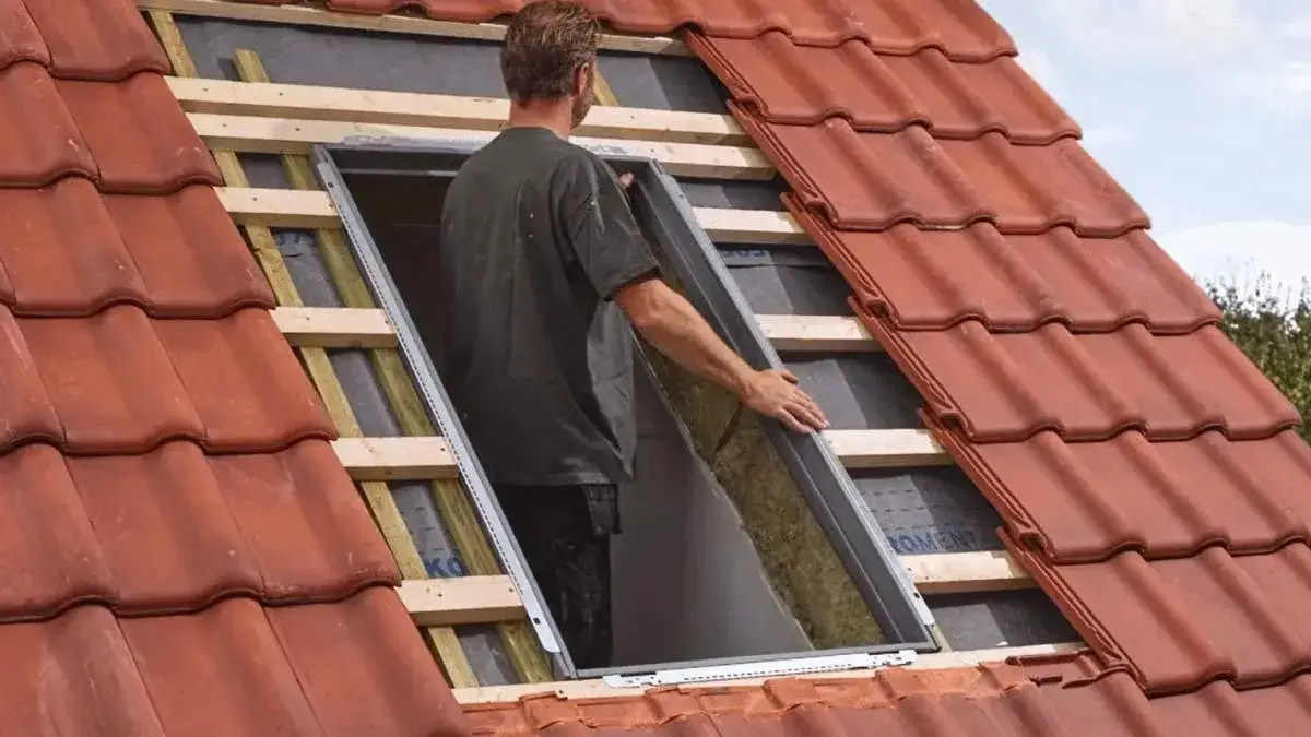 Zdjęcie Jak zamontować okno dachowe w blachodachówce - uniknij błędów montażu