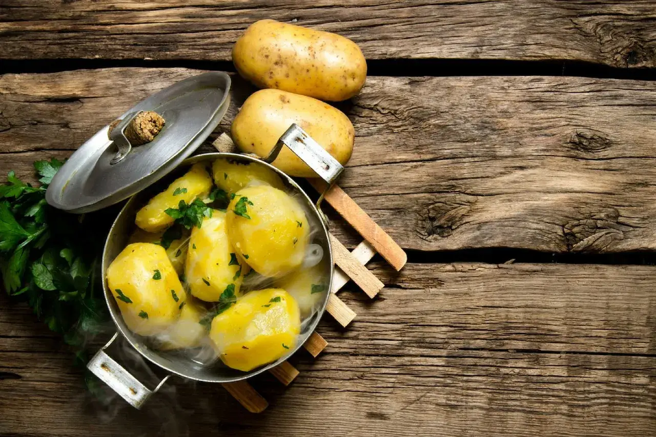 Zdjęcie Jak ugotować ziemniaki do sałatki, aby były idealnie miękkie i smakowite