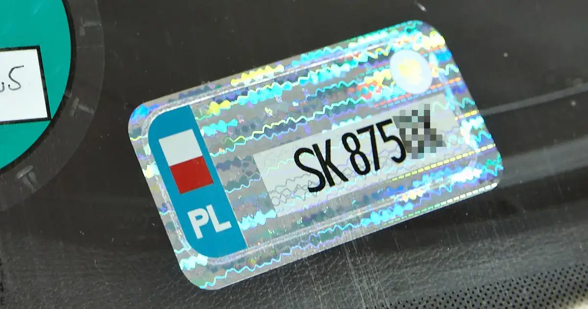 Zdjęcie Jak odkleic naklejki z szyby samochodowej bez uszkodzeń i stresu