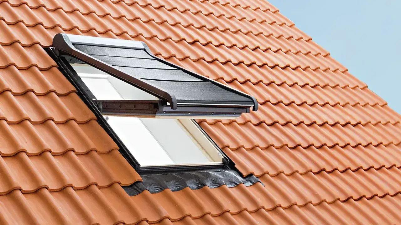 Zdjęcie Co na okno dachowe? 5 skutecznych rozwiązań ochronnych