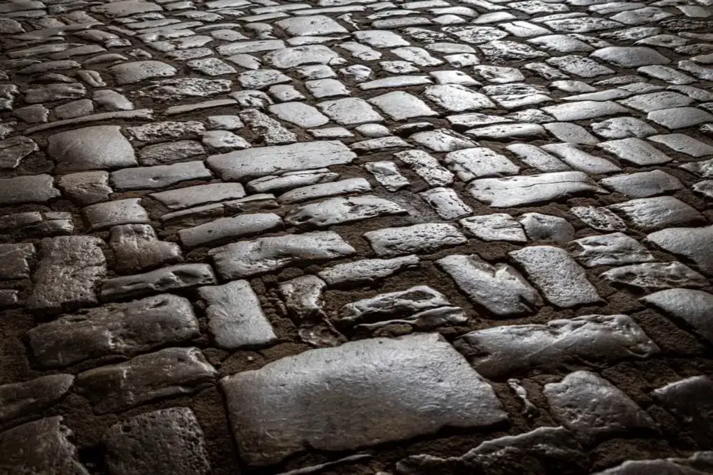 Zdjęcie Czym ciąć kostkę brukową: 7 skutecznych metod i narzędzi