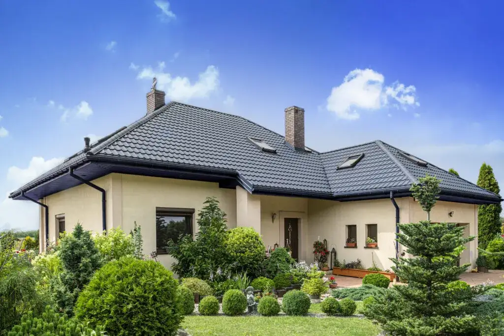 Zdjęcie Idealny kolor ogrodzenia do brązowego dachu. Uniknij wpadki stylistycznej!