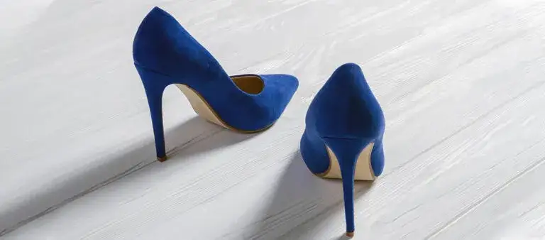 Zdjęcie Granatowe buty: 5 stylizacji i kolory, które zawsze pasują
