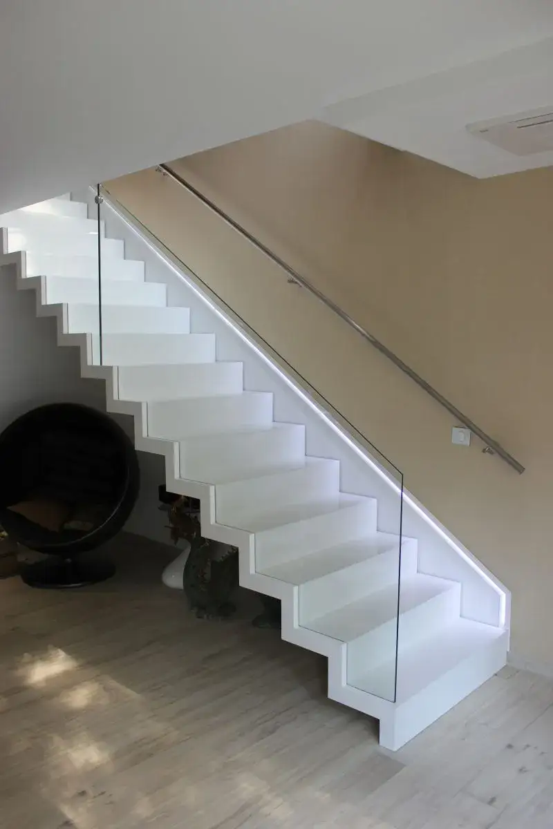 Zdjęcie Białe schody z czego zrobić? Najlepsze materiały i ich zalety