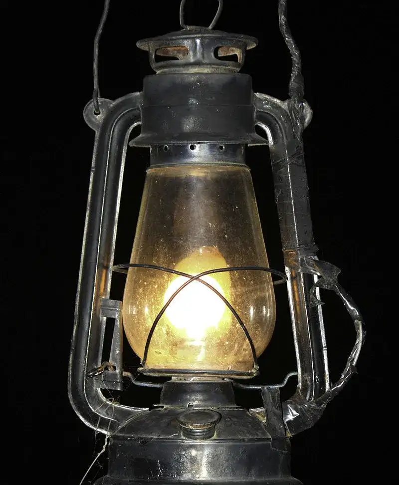 Zdjęcie Kiedy powstała lampa naftowa? Odkryj jej fascynującą historię