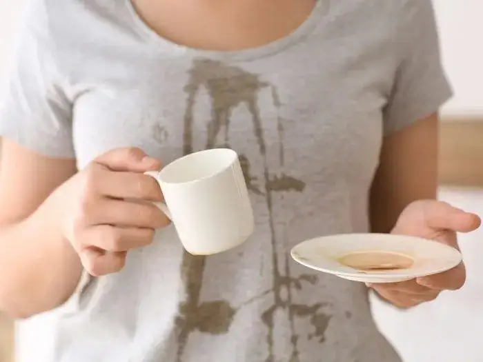 Zdjęcie Jak usunąć plamy z kawy z białej bluzki - skuteczne metody i porady