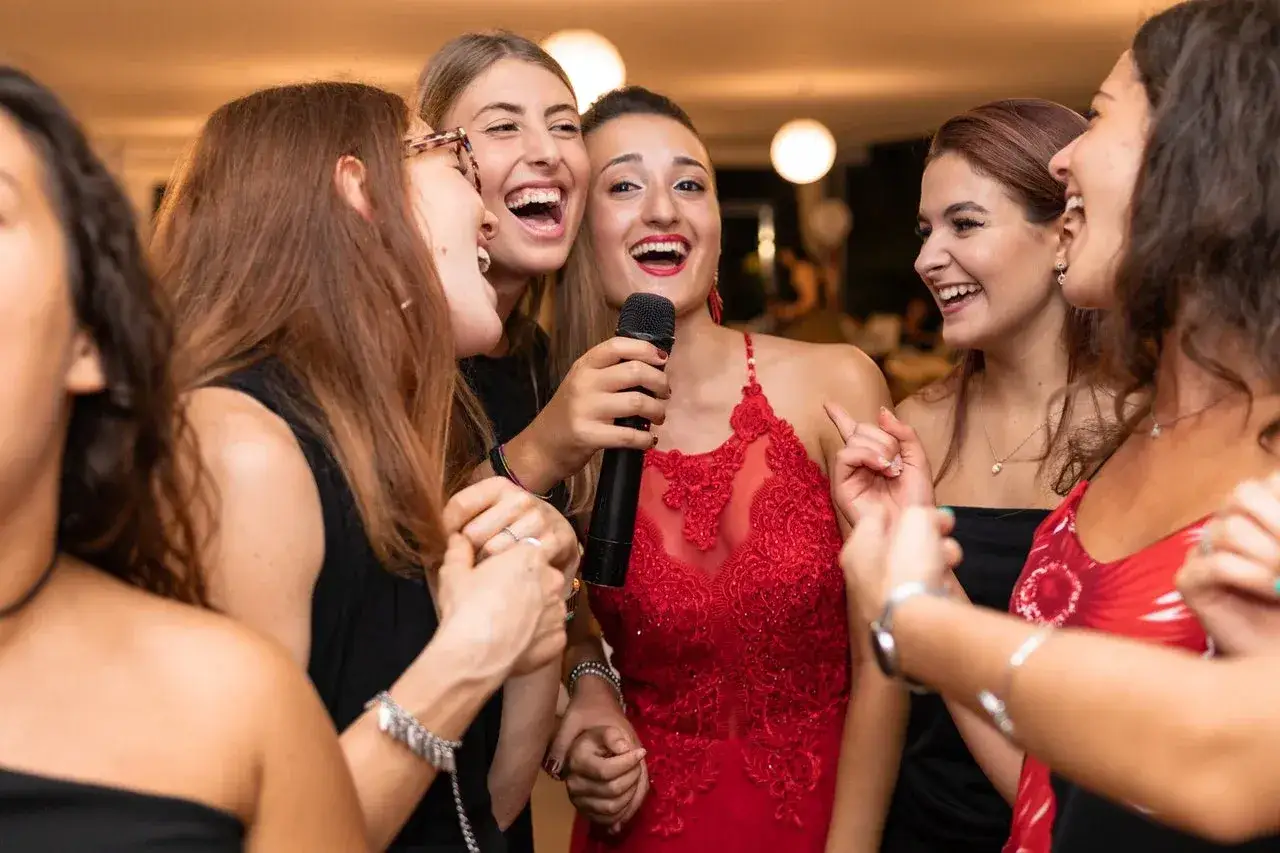 Zdjęcie Jak się ubrać na imprezę w stylu Hollywood, aby zachwycić wszystkich