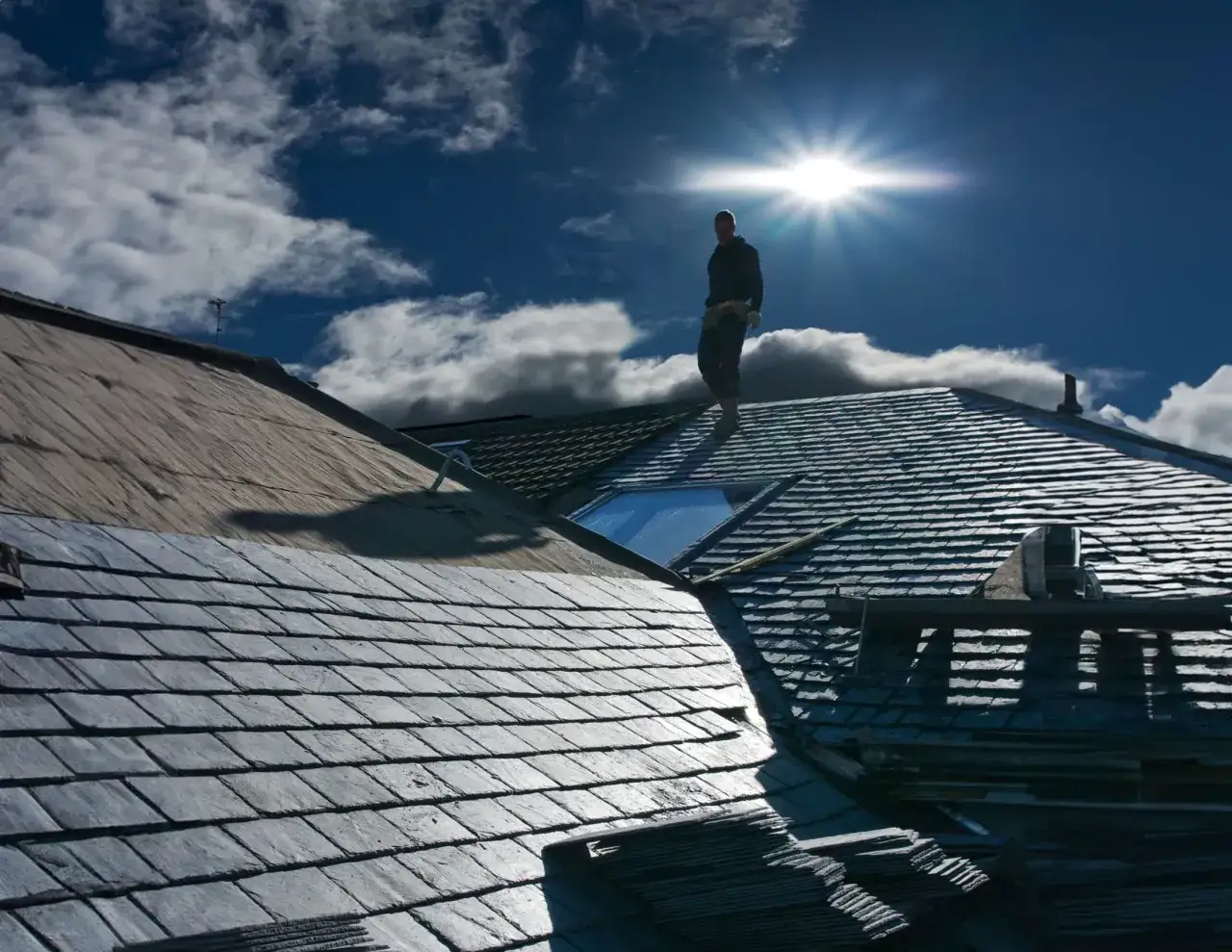 Zdjęcie Ile średnio zarabia dekarz? Poznaj zarobki i czynniki wpływające na wynagrodzenie
