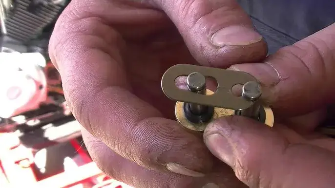 Zdjęcie Jak założyć spinkę do łańcucha motocyklowego bez błędów i stresu