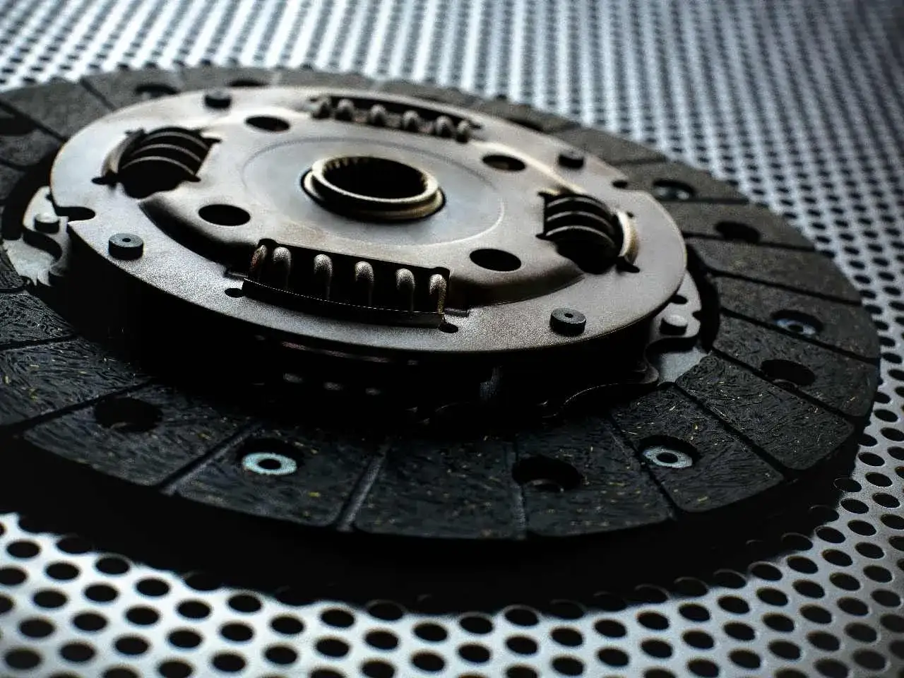 Zdjęcie Objawy zużytego sprzęgła w skuterze – jak je rozpoznać i naprawić