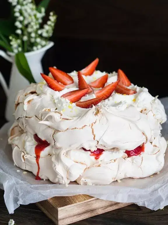 Zdjęcie Jak zrobić bezę do malinowej chmurki, by uniknąć pęknięć i błędów