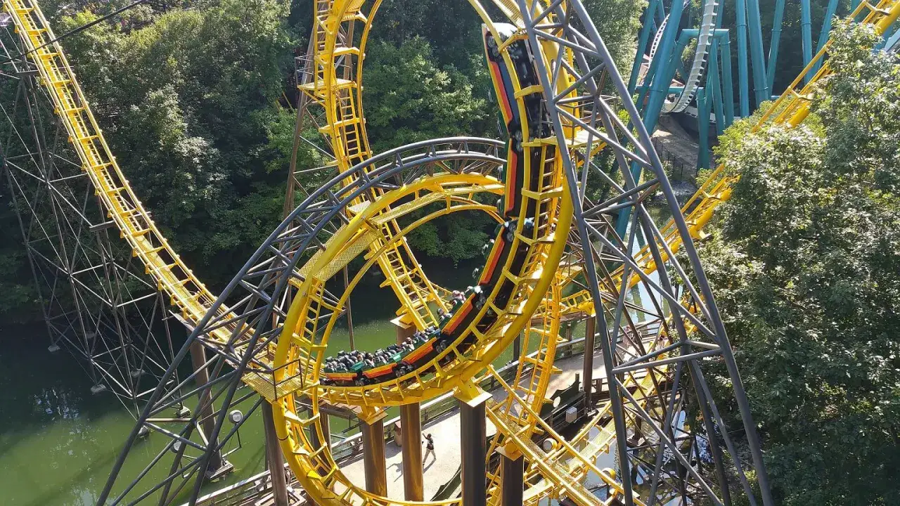 Zdjęcie Gdzie poczuć dreszczyk emocji na rollercoasterach w Polsce? Top 3