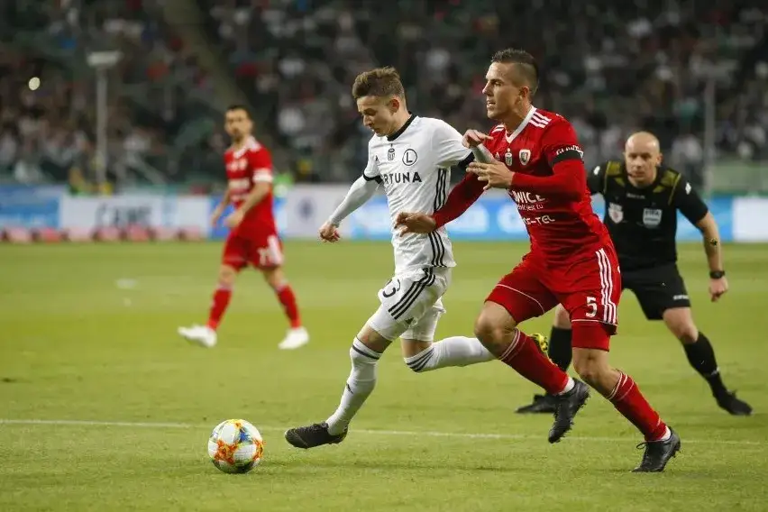 Zdjęcie Zarobki piłkarzy Legii Warszawa: Kto zarabia najwięcej i dlaczego?