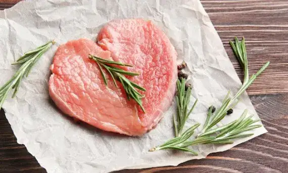 Zdjęcie Czy pies może jeść surowe mięso wieprzowe? Sprawdź ryzyko zdrowotne