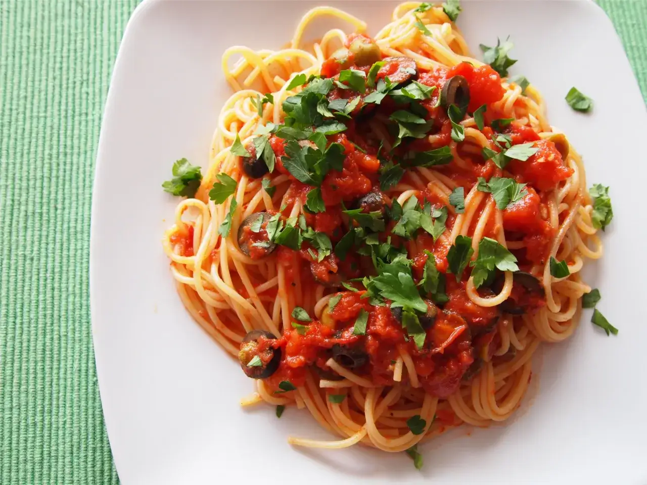 Zdjęcie Prosty przepis na spaghetti puttanesca, który zachwyci smakiem