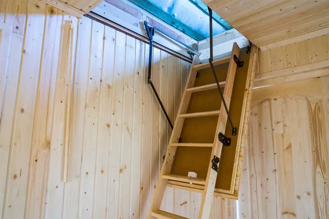 Zdjęcie Ile kosztuje montaż schodów strychowych? Poznaj prawdziwe ceny i uniknij zaskakujących wydatków