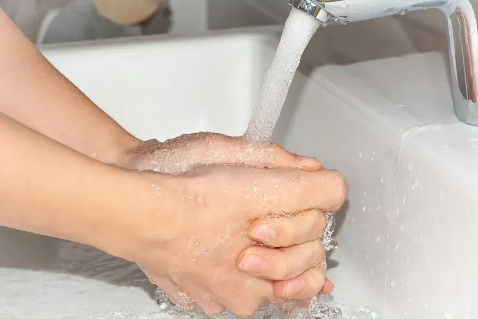 Zdjęcie Bezpieczna temperatura wody w kranie: uniknij oparzeń i dyskomfortu